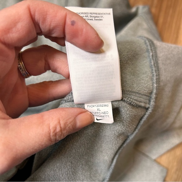 NIKE KANSAS CITY CHIEFS YOUTH GREY NIKE LEGEND ICON LONG SLEEVE HOODIE size XL - Picture 4 of 6